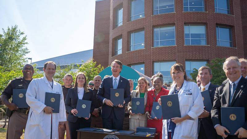 Ayuda correcta, ahora mismo Firma de proyectos de ley, Warrenton - 6.14.23