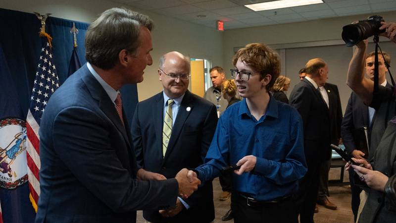 Ayuda correcta, ahora mismo Firma de proyectos de ley, Suffolk - 6.13.24