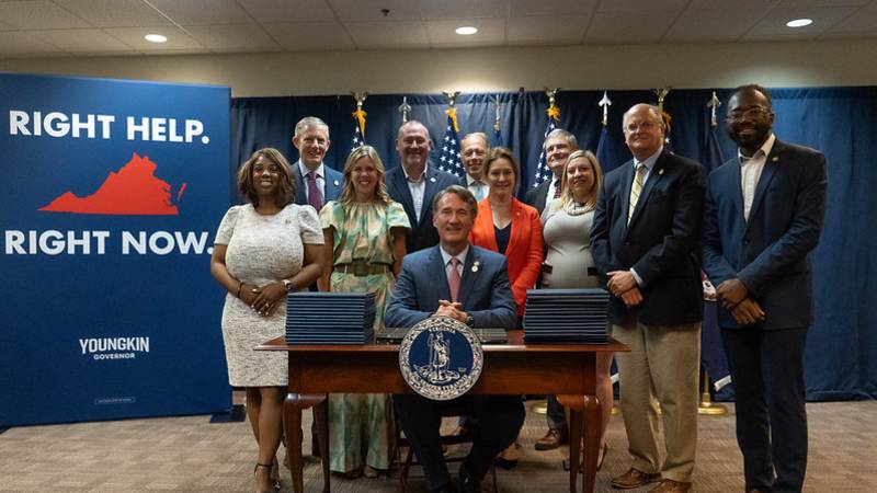 Ayuda correcta, ahora mismo Firma de proyectos de ley, Suffolk - 6.13.24