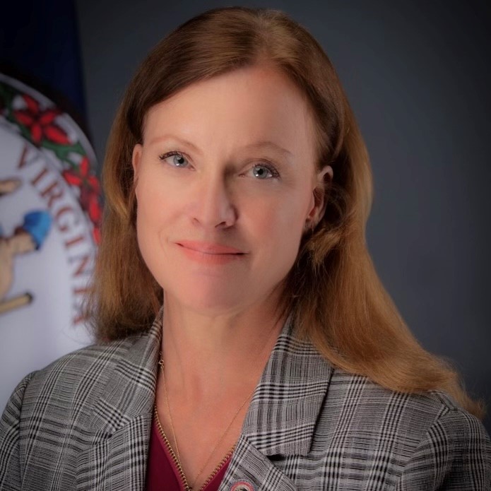 Secretaria Adjunta, Leah Mills